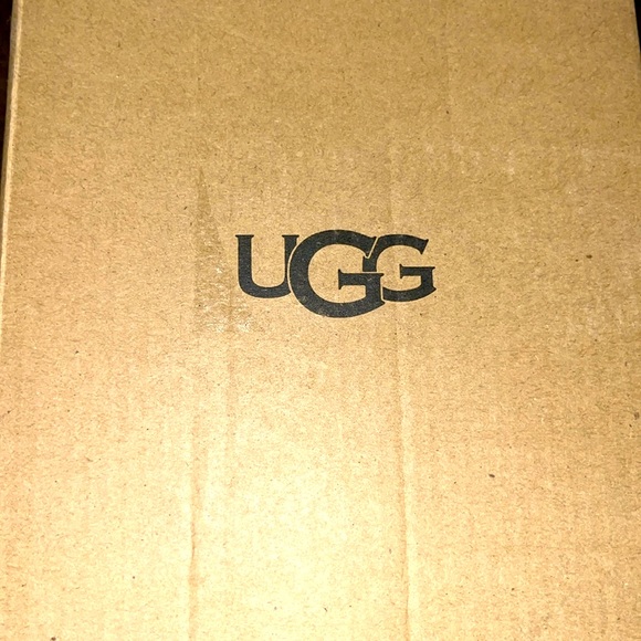 Selling brand new UGG moccasins they are size 10. - Picture 1 of 7